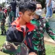 Personel TNI mengevakuasi dr. Restu Pamanggi, yang mengalami patah tulang di tangan kanan akibat disiksa KKB dalam Tragedi Kiwirok, Pegunungan Tengah, pada September 2023. Foto: KOMPAS