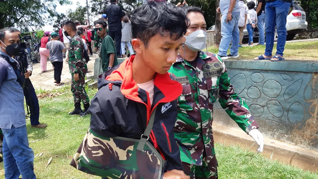Personel TNI mengevakuasi dr. Restu Pamanggi, yang mengalami patah tulang di tangan kanan akibat disiksa KKB dalam Tragedi Kiwirok, Pegunungan Tengah, pada September 2023. Foto: KOMPAS