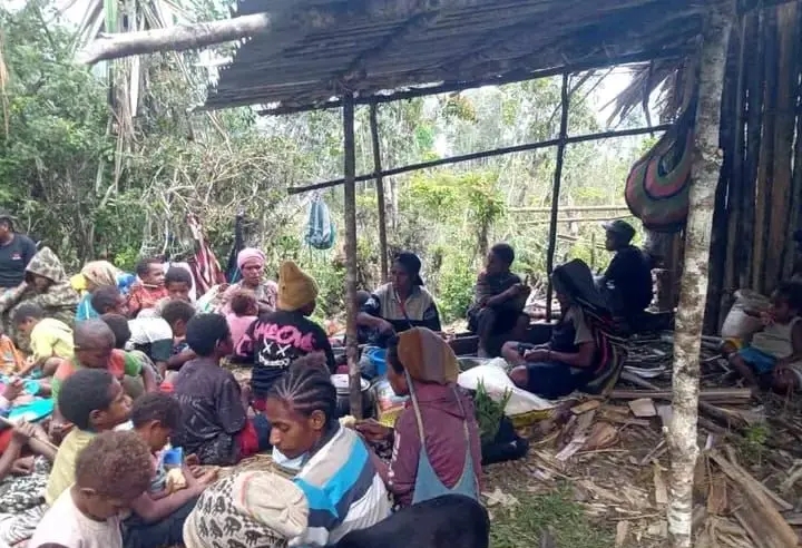 Masyarakat Papua terpaksa mengungsi demi keamanan dan keselamatan dari teror KKB. Istimewa