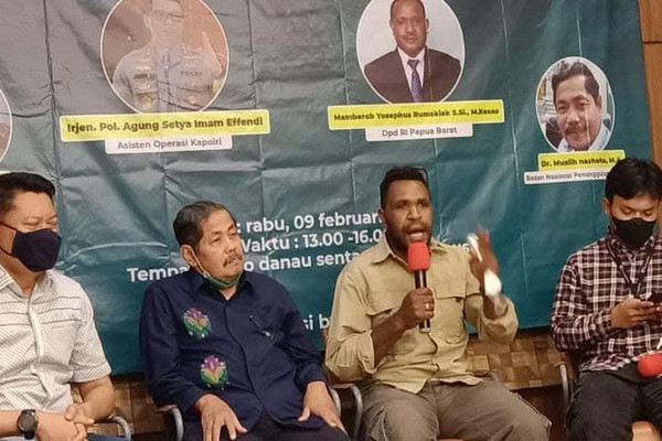 Sekretaris MPSI yang juga aktivis Papua, Charles Kossay (kedua kanan). Dokumentasi pribadi