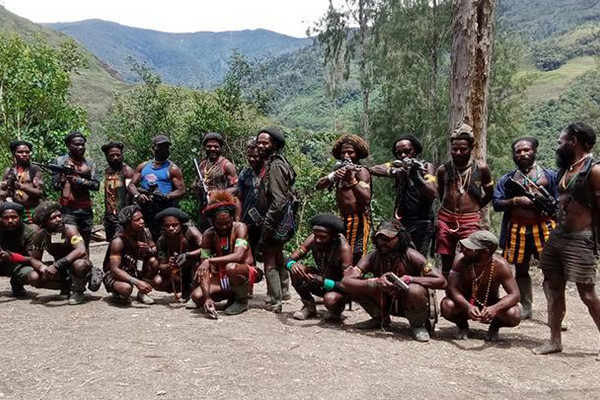Panglima TPNPB Kodap VIII/Intan Jaya, Brigjen Undius Kogeya, bersama pasukannya. Dokumentasi TPNPB OPM