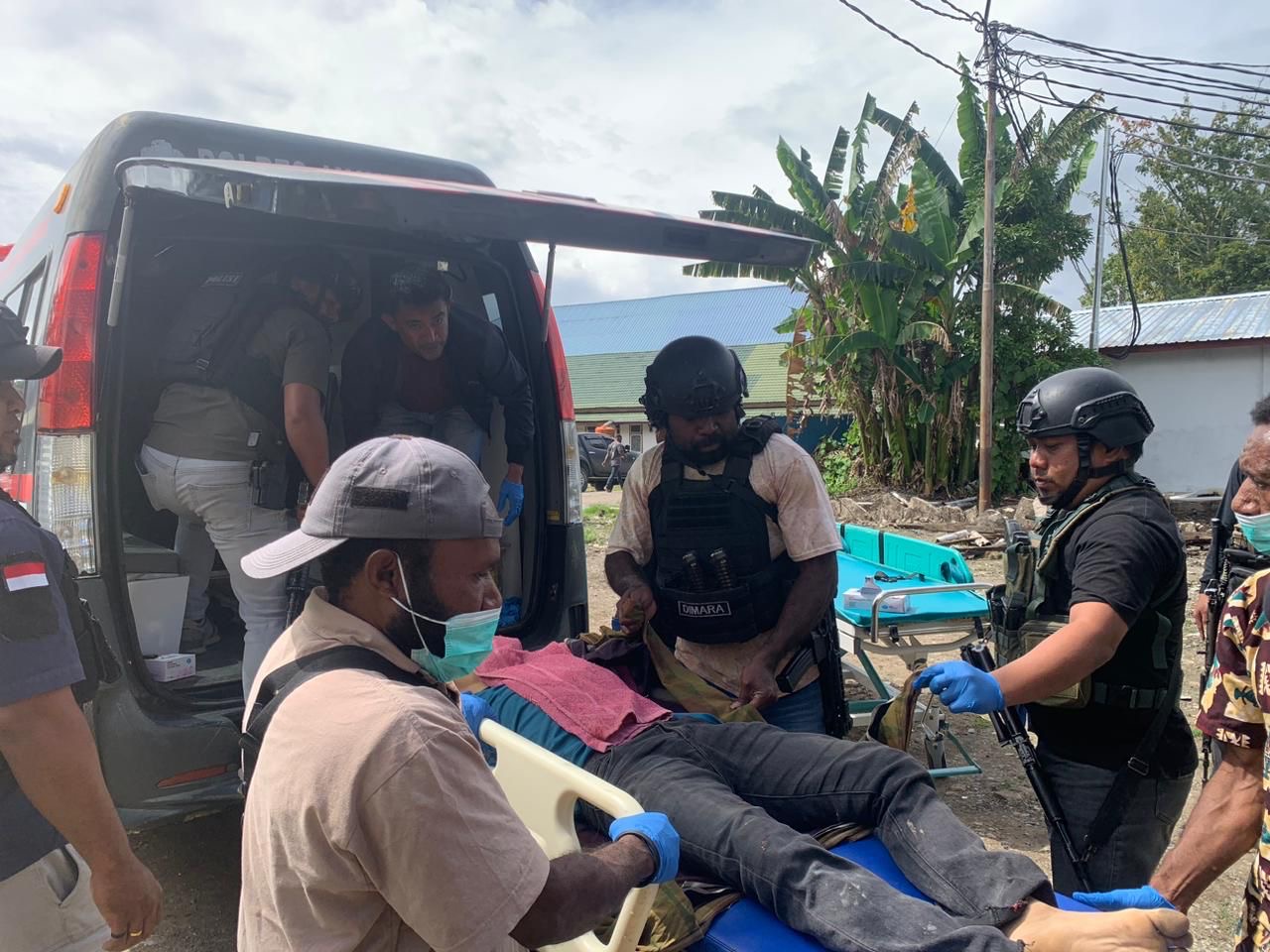 Aparat keamanan mengevakuasi seorang pekerja bangunan yang terluka karena menjadi sasaran tembak KKB di Distrik Asotipo, Kabupaten Jayawijaya, Papua, pada Rabu (4/6/2025). Dokumentasi Polri