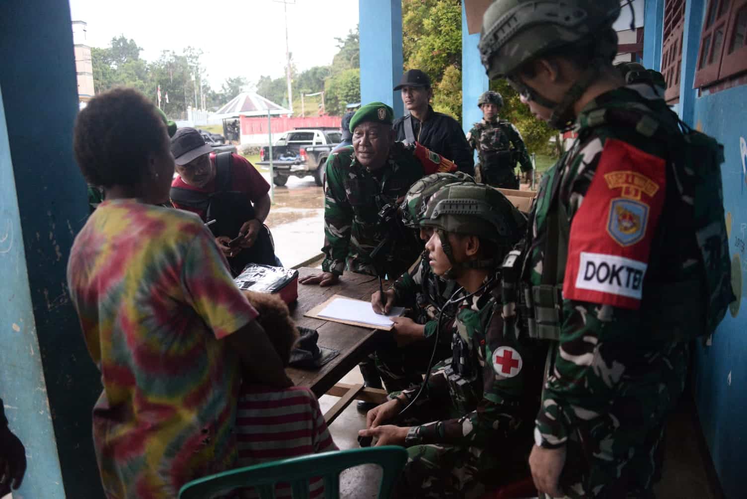 Personel TNI mendata dan memeriksa kesehatan warga Maybrat, Papua Barat Daya, yang sempat mengungsi di hutan selama lebih dari dua tahun akibat teror KKB. Dok Koops TNI Papua
