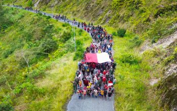 Orang asli Papua (OAP) membentangkan bendera Merah Putih dalam sebuah arak-arakan saat memperingati Hari Integrasi Papua ke Indonesia, yang dirayakan setiap 1 Mei, di Bukit Zaitun, Distrik Mulia, Puncak Jaya. Istimewa