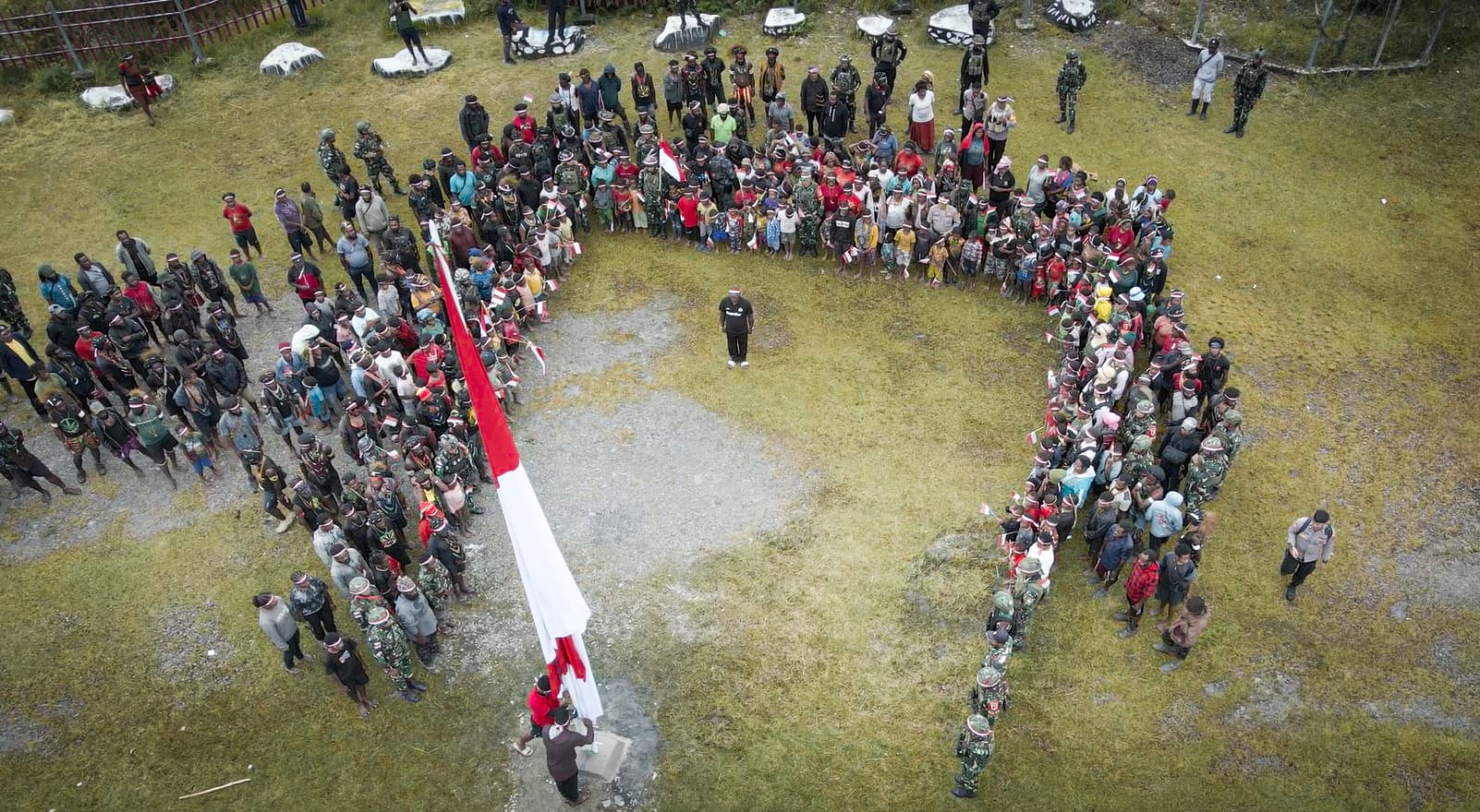 Orang asli Papua (OAP) mengibarkan bendera Merah Putih saat memperingati Hari Integrasi Papua ke Indonesia, yang dirayakan setiap 1 Mei, di Bukit Zaitun, Distrik Mulia, Puncak Jaya. Istimewa