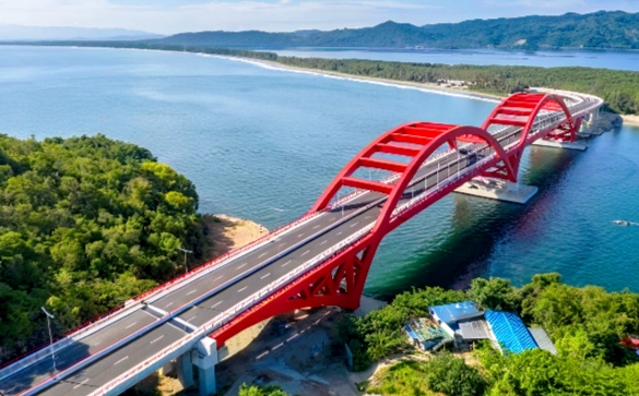 Jembatan Merah Youtefa di Kota Jayapura, Papua, menjadi salah satu ikon baru "Bumi Cenderawasih". Dok. Kementerian PUPR