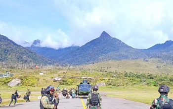 Satgas Yon Parako 466 Pasgat mengamankan Bandara Sinak, Kabupaten Puncak, Papua Tengah. Istimewa