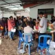 Warga mengantre untuk proses pencairan Program Keluarga Harapan (PKH) di Kantor Pos Manokwari, Papua Barat. Foto Antara/Ali Nur Ichsan