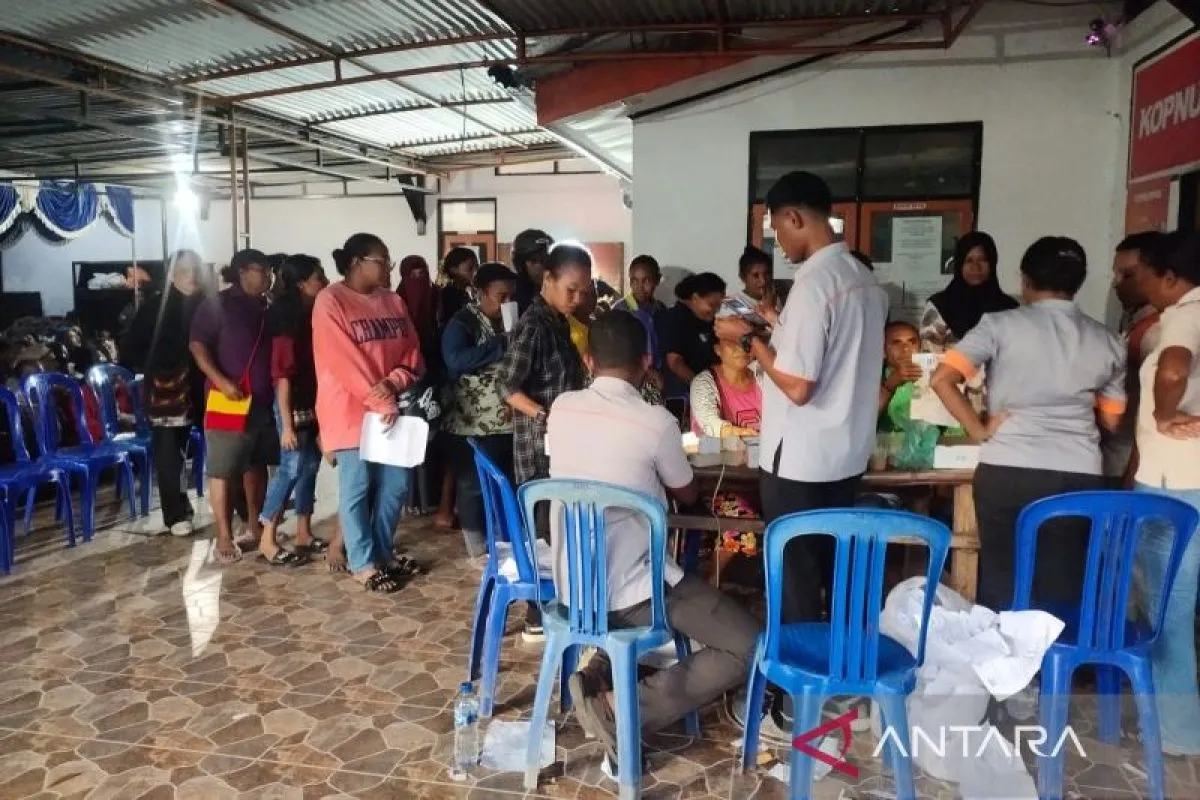 Warga mengantre untuk proses pencairan Program Keluarga Harapan (PKH) di Kantor Pos Manokwari, Papua Barat. Foto Antara/Ali Nur Ichsan