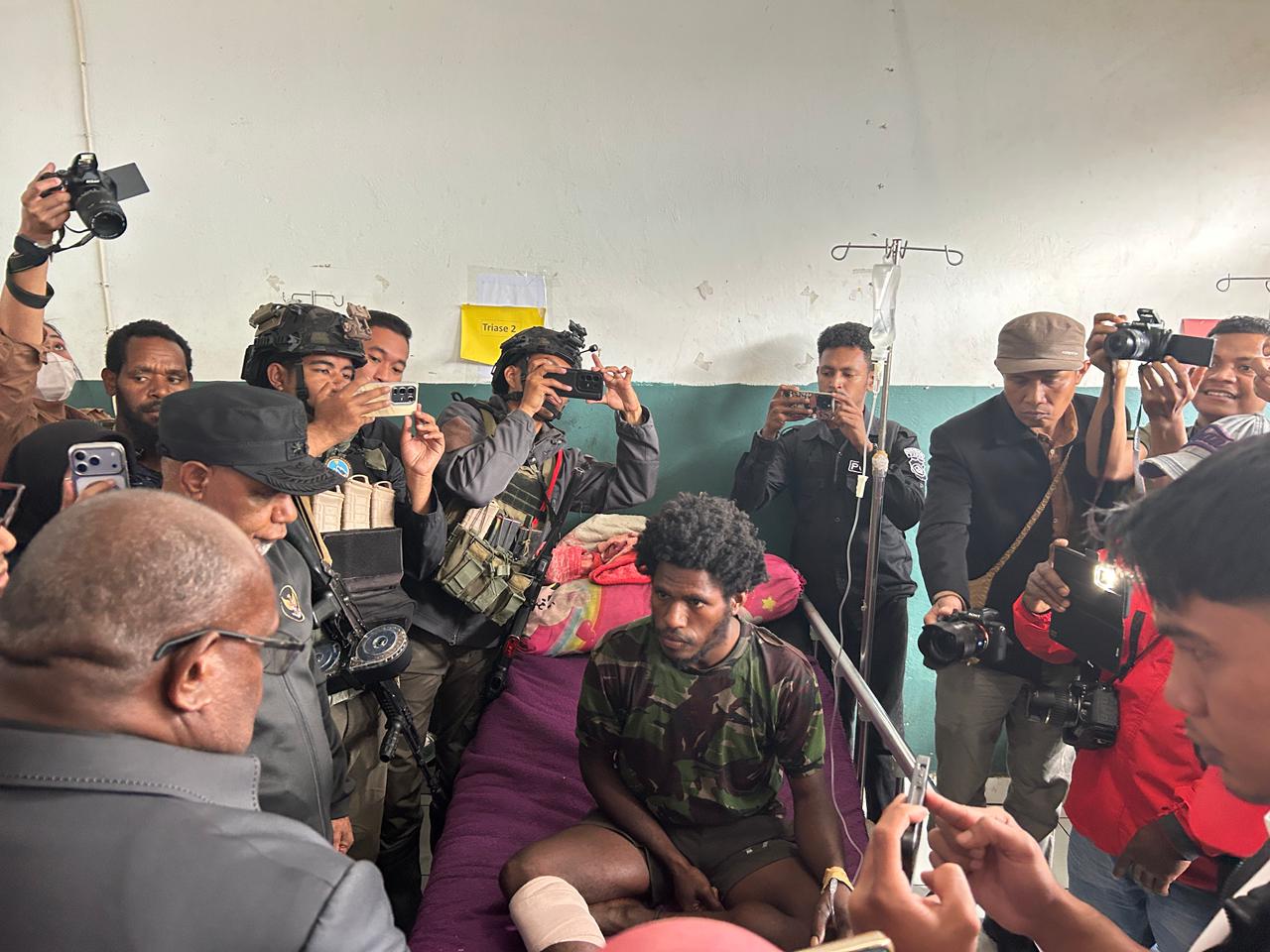 Gubernur Papua Tengah, Meki Fritz Nawipa, didampingi Danrem 173/Praja Vira Braja, Brigjen TNI Vivin Alivianto, dan Kapolda Papua Tengah, Brigjen Jermias Rontini, pada Jumat (17/4/2026), memeriksa kondisi seorang warga sipil yang menjadi korban tragedi Sinak-Pogoma, Kabupaten Puncak, Papua Tengah. Ist