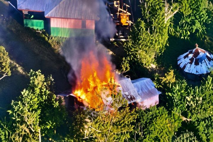 Tangkapan layar pemantauan pesawat nirawak Satgas Habema TNI terhadap rumah warga yang diduga dibakar KKB di Kabupaten Puncak, Papua Tengah, pada Senin (13/4/2026). Dok. Satgas Habema