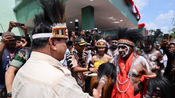 Presiden Prabowo (kiri) bersalaman dengan seorang tokoh adat Papua. Istimewa