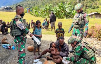 Personel TNI mengevakuasi masyarakat yang menjadi korban penembakan oleh TPNPB OPM di Distrik Sinak, Kabupaten Puncak, Papua Tengah. Dok. Koops TNI Habema