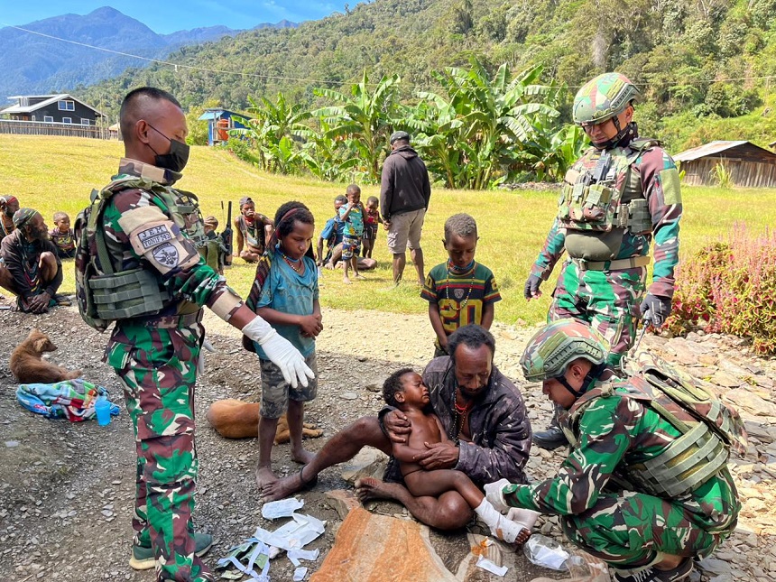 Personel TNI mengevakuasi masyarakat yang menjadi korban penembakan oleh TPNPB OPM di Distrik Sinak, Kabupaten Puncak, Papua Tengah. Dok. Koops TNI Habema