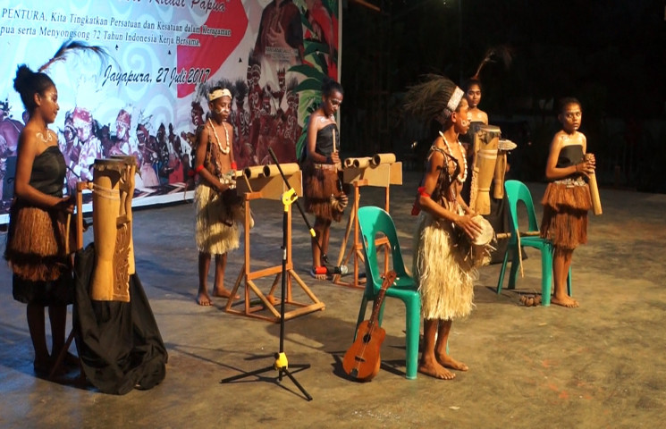 Generasi muda Papua membawakan tradisi daerahnya saat pertunjukan dan hiburan rakyat di Expo Waena, Jayapura, pada Kamis (27/7/2017). Dok. Pemprov Papua
