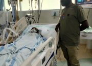 Anggota Lembaga Masyarakat Adat (LMA) Kabupaten Mimika, Jerry Alom, menjenguk Apeliu Magai, warga sipil korban kontak tembak pada 8 Mei 2026 antara aparat keamanan dan kelompok separatis teroris Papua di kawasan Mile 68 Tembagapura, Papua Tengah, di RSUD Mimika pada Selasa (12/5/2026). Dok. pribadi