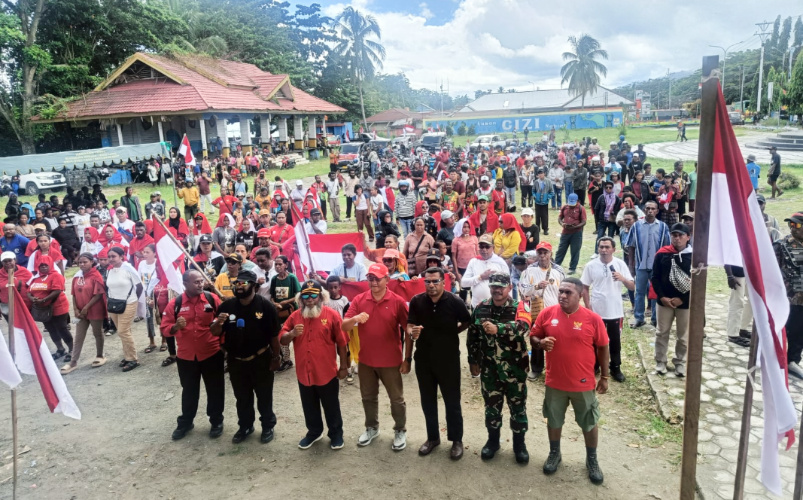 Ratusan warga mengikuti apel dan pawai bersama DPD Barisan Merah Putih Republik Indonesia (BMP RI) Papua Tengah dalam rangka peringatan Hari Integrasi Papua ke Indonesia di Nabire, Papua Tengah, Jumat (1/5/2026). Istimewa