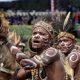 Sejumlah warga Papua mementaskan tarian khas daerahnya. Foto Antara
