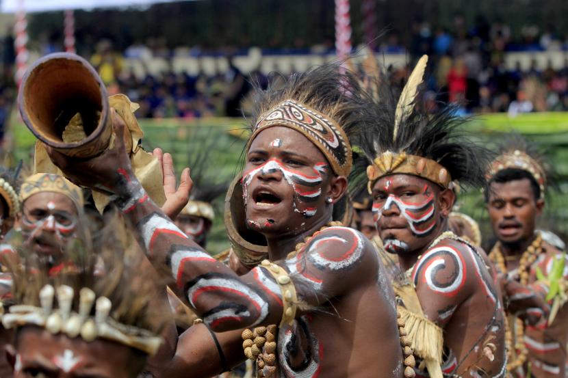 Sejumlah warga Papua mementaskan tarian khas daerahnya. Foto Antara