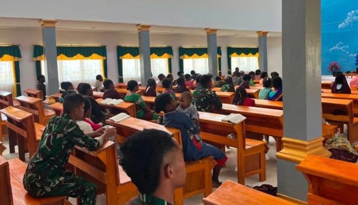 Saat Prajurit TNI dan Warga Lanny Jaya Berdoa Bersama di Gereja