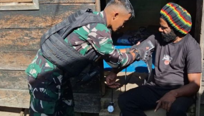 TNI Beri Layanan Kesehatan Gratis di Karubaga