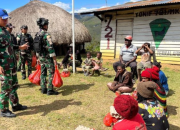 Satgas Pamtas Bagikan 50 Paket Sembako di Tiom